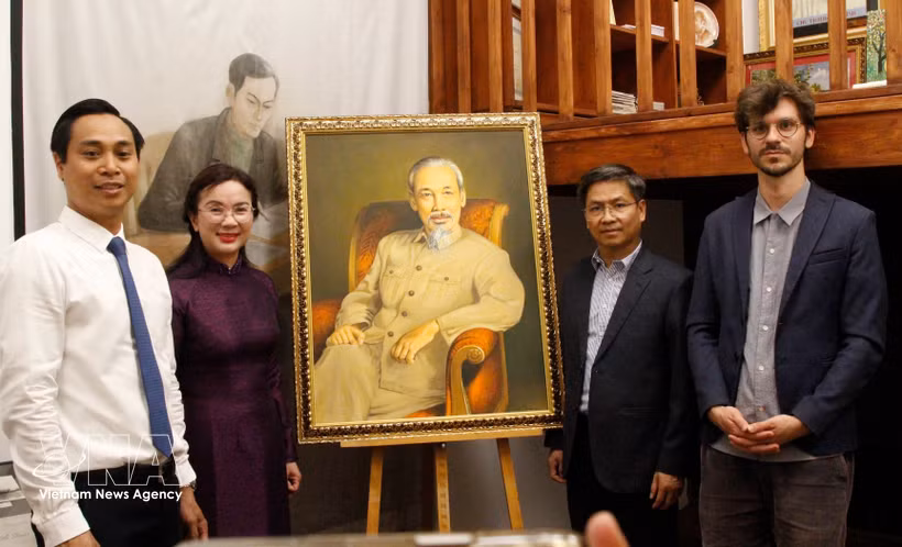 La delegación de Zona de Reliquias del Presidente Ho Chi Minh en el Palacio Presidencialen y el director del Museo de Historia Viva. (Foto: VNA)