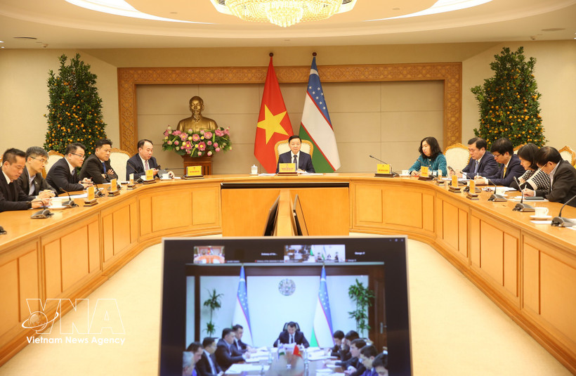 El viceprimer ministro vietnamita Tran Hong Ha durante una reunión en línea con su homólogo uzbeko, Jamshid Khodjaev. (Foto: VNA)