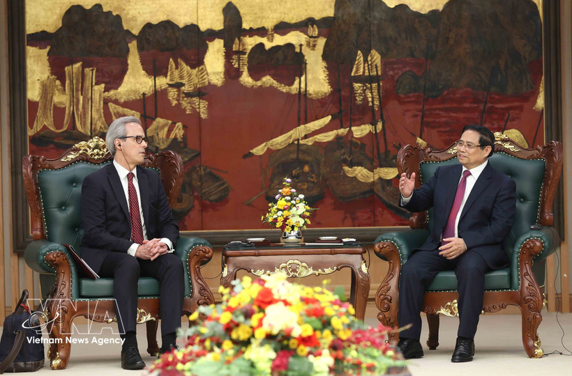 El primer ministro de Vietnam, Pham Minh Chinh, recibe a la delegación de inspección de la Comisión Europea (CE), encabezada por Fernando Andresen Guimaraes, director de Gobernanza Internacional de los Océanos y Pesca Sostenible de la CE (Foto: VNA)