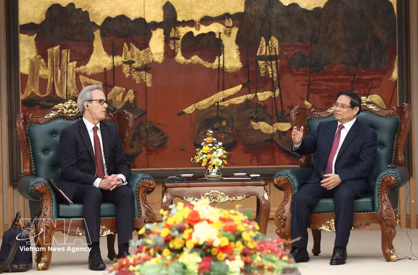 El primer ministro de Vietnam, Pham Minh Chinh, recibe a la delegación de inspección de la Comisión Europea (CE), encabezada por Fernando Andresen Guimaraes, director de Gobernanza Internacional de los Océanos y Pesca Sostenible de la CE (Foto: VNA)
