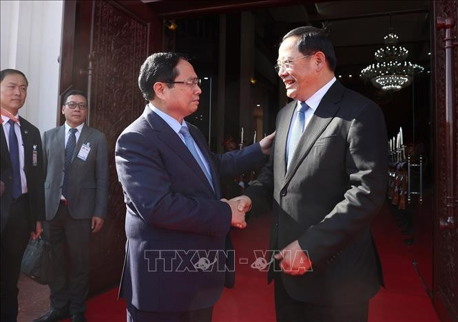 El primer ministro de Vietnam, Pham Minh Chinh, (izquierda) y su homólogo de Laos, Sonexay Siphandone (Foto: VNA)
