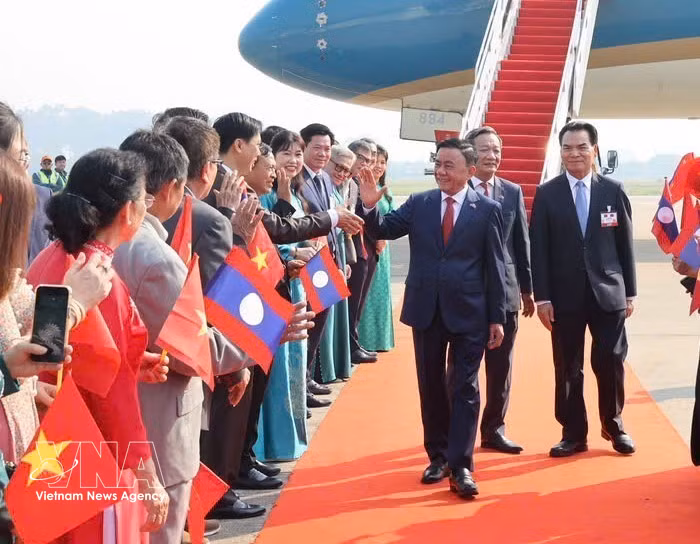 El miembro del Buró Político y permanente del Secretariado del Comité Central del Partido Comunista de Vietnam, Tran Cam Tu. llega a Laos para iniciar su visita oficial. (Foto: VNA)