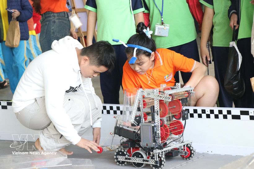 Estudiantes experimentan el control de robots en el Torneo de Robots Abierto de las Escuelas FPT Da Nang. Foto: VNA