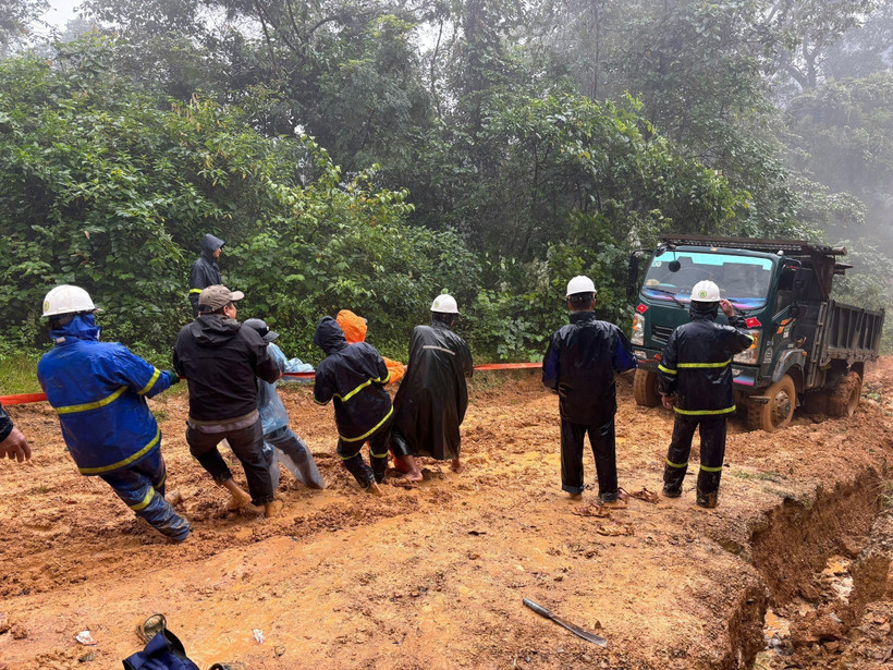 Lineros de la compañía eléctrica de Quang Tri superan todas las dificultades, esforzándose por llevar electricidad a las aldeas y poblados remotos antes del 15 de diciembre. Foto: VNA