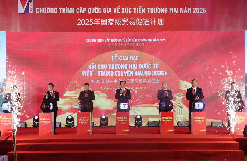 La ceremonia inaugural de la Feria Comercial Internacional Vietnam-China 2025. (Foto: VNA)