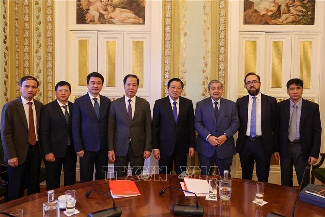 Phan Dinh Trac, miembro del Buró Político, secretario del Comité Central del PCV y jefe de su Comisión de Asuntos Interiores, realiza visita de trabajo a Portugal. (Foto: VNA)