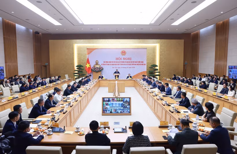 El primer ministro Pham Minh Chinh preside una conferencia en línea con embajadores y jefes de las oficinas de representación de Vietnam en el exterior (Foto: VNA)
