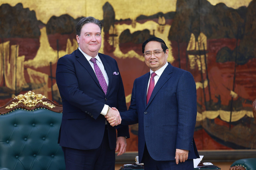 El primer ministro de Vietnam, Pham Minh Chinh, y el embajador de Estados Unidos en Hanoi, Marc Knapper (Foto: VNA)