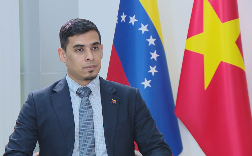 El embajador de la República Bolivariana de Venezuela en Vietnam, Juan Carlos Fernández Juárez, en una entrevista con la VNA. (Foto: VNA)