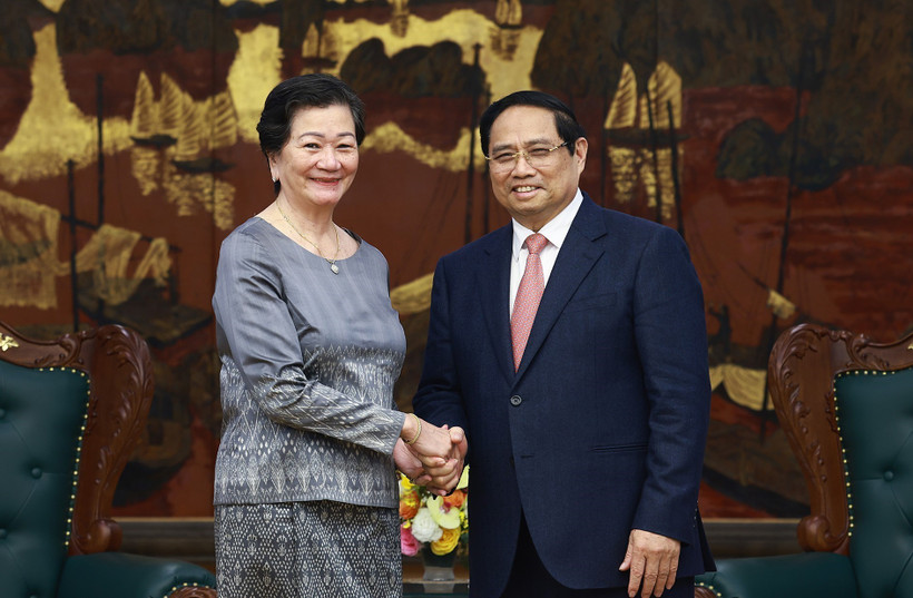 El primer ministro de Vietnam, Pham Minh Chinh, y la embajadora de Camboya, Chea Kimtha (Foto: VNA)
