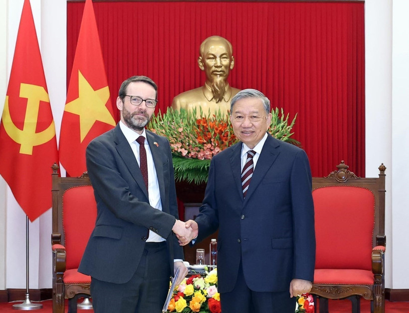 El secretario general del Partido Comunista de Vietnam, To Lam, recibie al embajador del Reino Unido en el país, Iain Frew. (Foto: VNA)