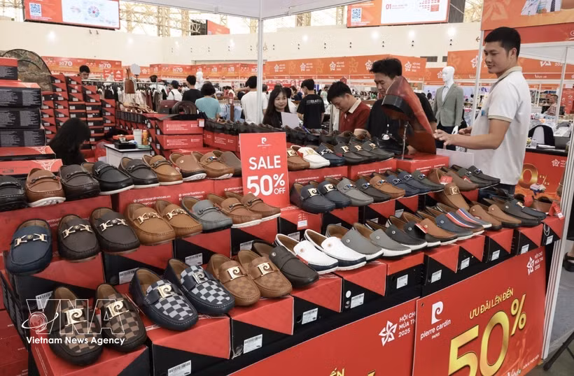 Productos de calzado de Vietnam en la Feria de Otoño 2025. (Foto: VNA)