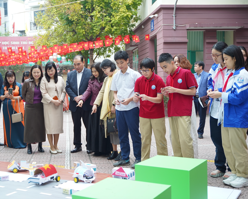 Estudiantes presentan modelos STEM durante el evento. (Foto: Vietnam+)