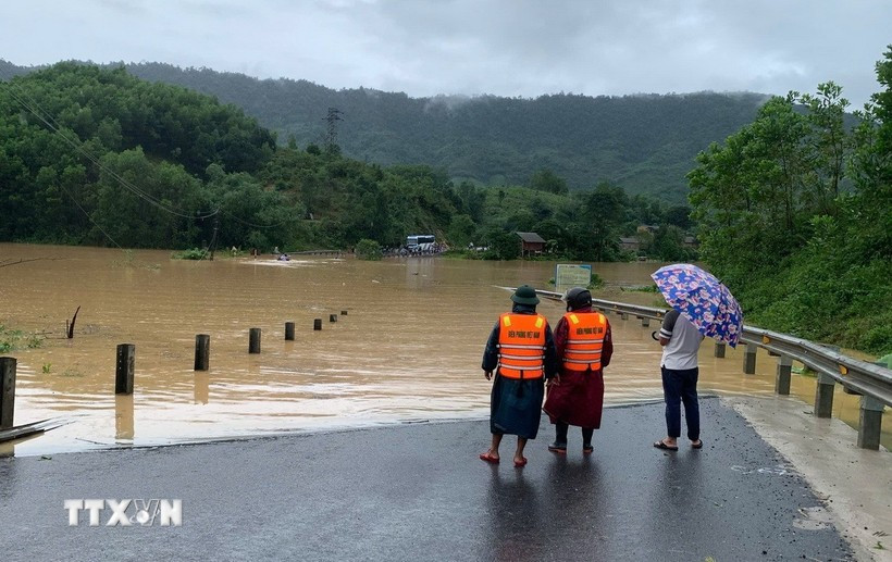 La provincia centrovietnamita de Quang Tri moviliza equipos para desbloquear carreteras tras inundaciones. (Foto: VNA)