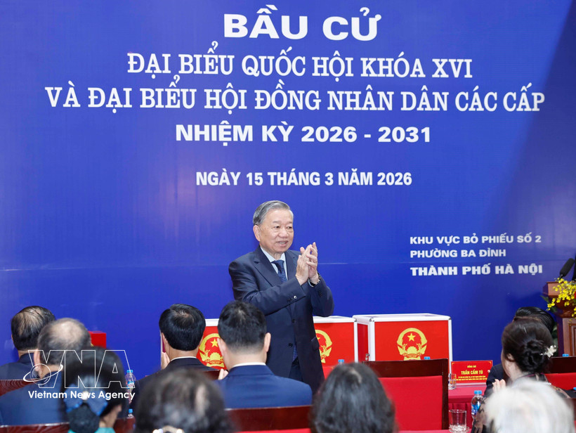 El secretario general del Partido Comunista de Vietnam, To Lam, asiste a la ceremonia de apertura y emite su voto en el colegio electoral No. 02 del barrio de Ba Dinh, Hanoi. Foto: VNA