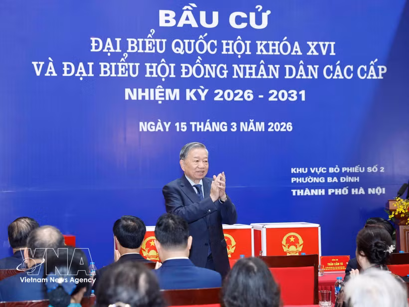 El secretario general del Partido Comunista de Vietnam, To Lam, asiste a la ceremonia de apertura y emite su voto en el colegio electoral No. 02 del barrio de Ba Dinh, Hanoi. Foto: VNA
