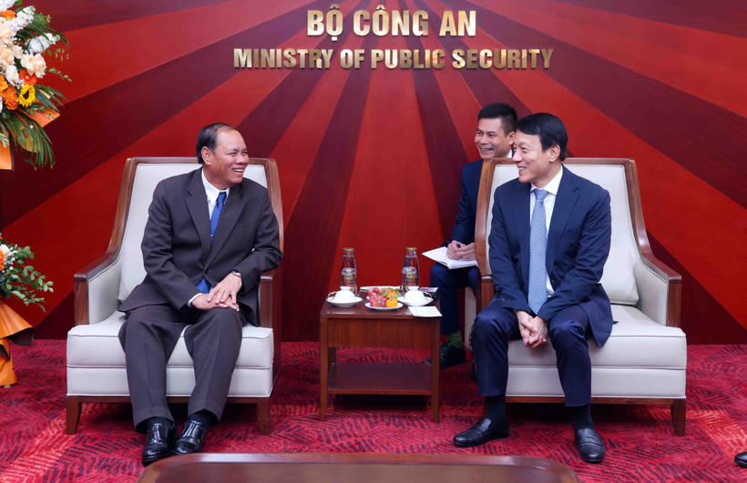 El miembro del Buró Político y permanente del Secretariado del Comité Central del Partido Popular Revolucionario de Laos, Vilay Lakhamphong, (izquierda) tel miembro del Buró Político y el ministro de Seguridad Pública de Vietnam, Luong Tam Quang (Foto: VNA)