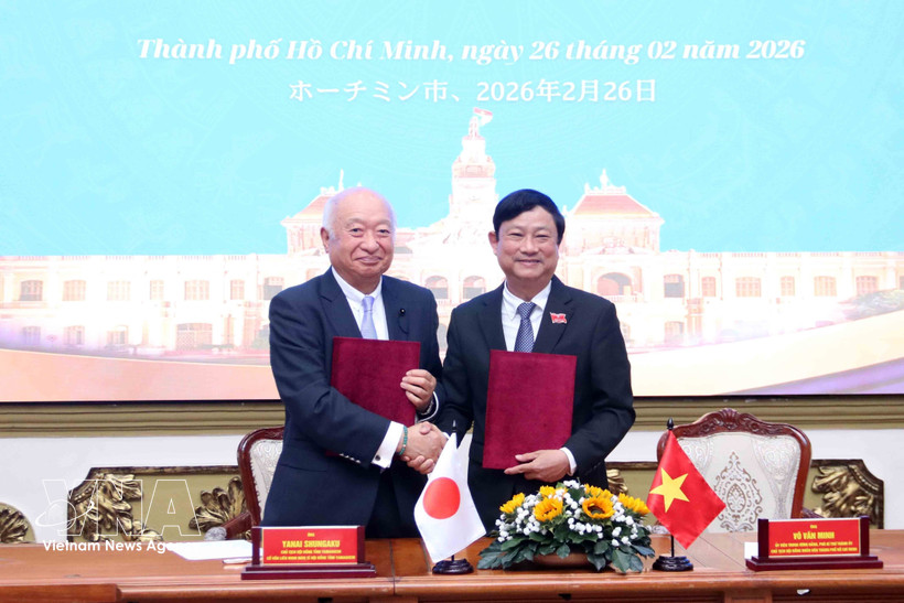 El presidente del Consejo Popular de Ciudad Ho Chi Minh, Vo Van Minh, (derecha) y Yanai Shungaku, presidente de la Asamblea Prefectural de Yamaguchi (Foto: VNA)