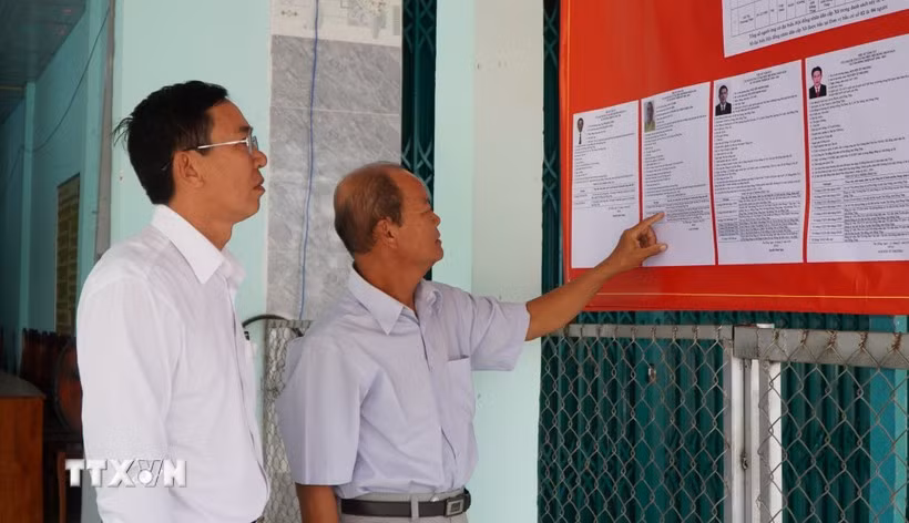 Electores consultan las reseñas biográficas de los candidatos al Consejo Popular de la comuna de Tan Hong (Dong Thap) para el período 2026-2031. (Foto: VNA)