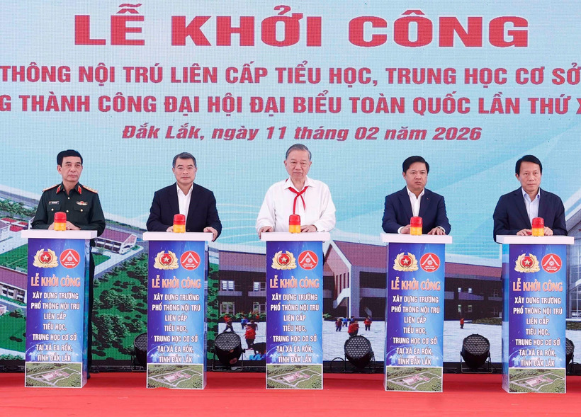 El secretario general del Partido Comunista de Vietnam, To Lam, asiste a la ceremonia de inicio de la construcción de la escuela interna de educación primaria y secundaria en la comuna de Ea Rok, provincia de Dak Lak (Foto: VNA)