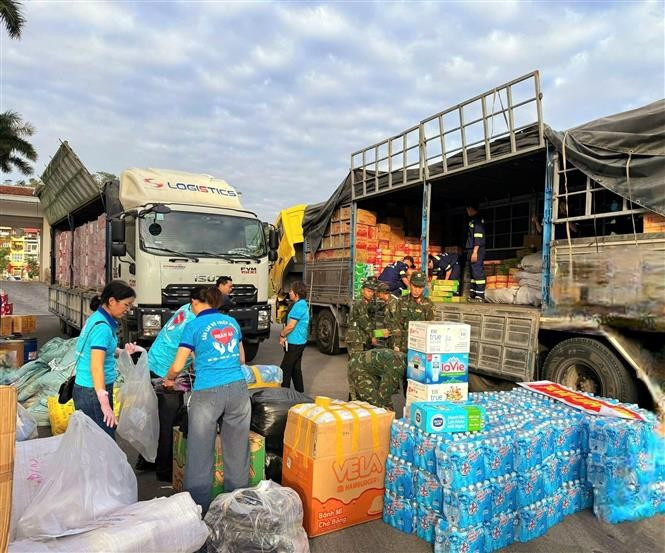 La provincia norteña de Quang Ninh envió de manera urgente cerca de 45 toneladas de productos de primera necesidad, valoradas en más de 78 mil dólares a la provincia central de Lam Don. (Foto: VNA)