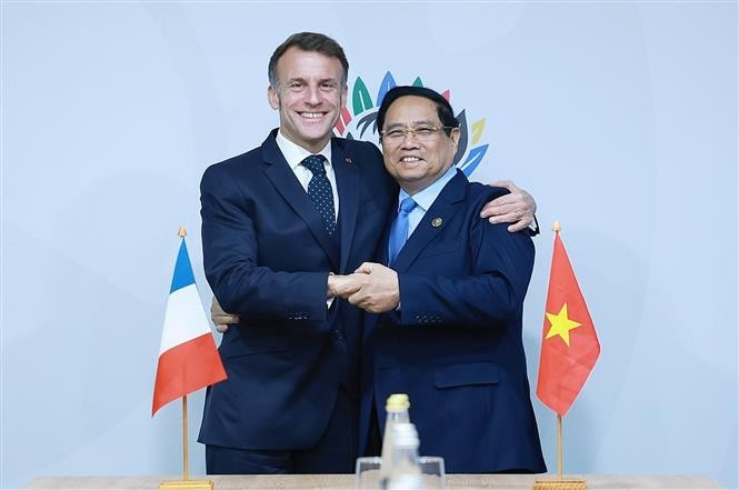 El primer ministro de Vietnam, Pham Minh Chinh, y el presidente de Francia, Emmanuel Macron. (Foto: VNA)