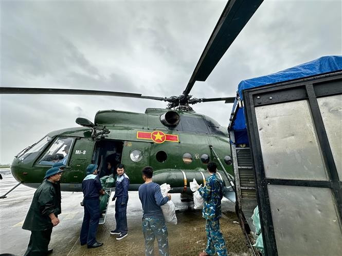 La ayuda de emergencia se carga en un helicóptero para ser enviada a los residentes aislados por las inundaciones. (Foto: VNA)