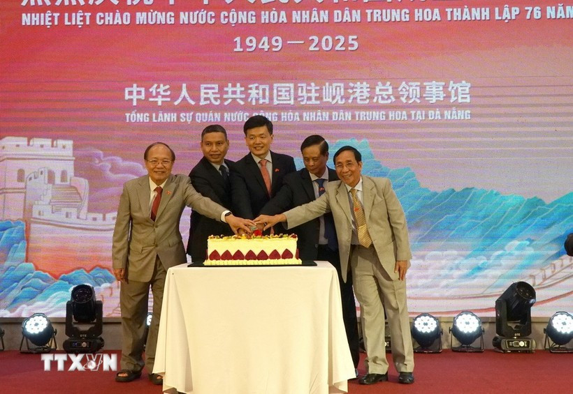 El Consulado General de China en Da Nang organiza una ceremonia para conmemorar el 76.º aniversario del Día Nacional del gigante asiático, con la presencia de representantes de Ministerios y sectores, líderes de las provincias del centro de Vietnam y empresas chinas en esta urbe. (Foto: VNA)