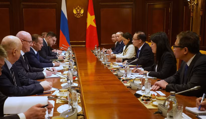 El enviado especial del secretario general del Partido Comunista de Vietnam (PCV), To Lam, miembro del Buró Político y ministro de Relaciones Exteriores, Le Hoai Trung, en encuentro con el presidente del partido Rusia Unida, Dmitry Medvedev 