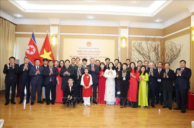 El secretario general del Partido Comunista de Vietnam, To Lam, junto con una delegación de alto nivel, visita la Embajada de Hanoi en Pionyang (Foto: VNA)