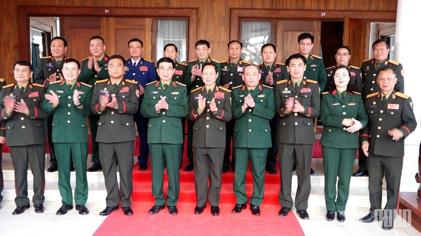 El ministro de Defensa de Vietnam, general Phan Van Giang, y su homólogo laosiano, general Khamliang Outhakaysone toman foto con otros delegados. (Foto: VNA)