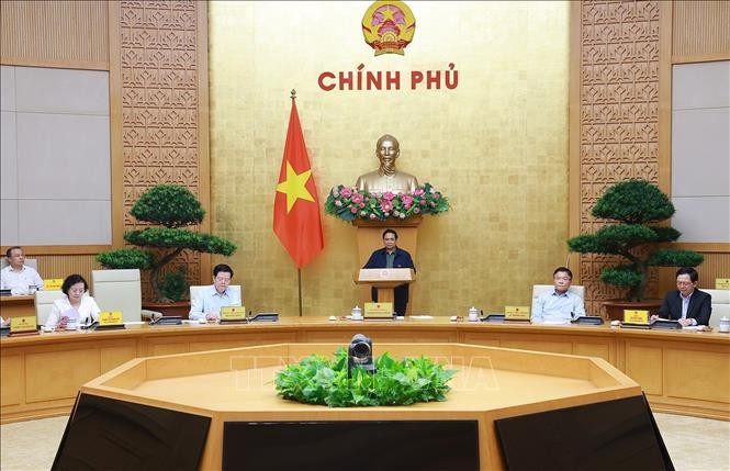 El primer ministro de Vietnam, Pham Minh Chinh, en la reunión gubernamental sobre la implementación del modelo de gobierno local de dos niveles. (Foto: VNA)