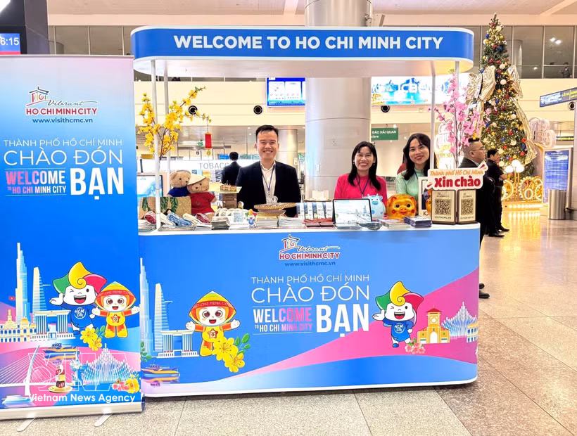 Mostrador de promoción turística de Ciudad Ho Chi Minh en el Aeropuerto Internacional de Tan Son Nhat. (Foto: VNA)