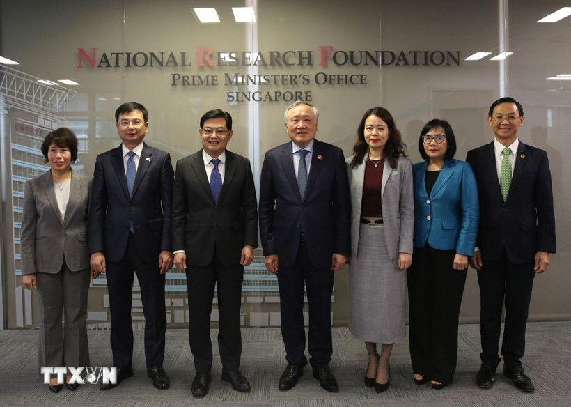 El viceprimer ministro vietnamita, Nguyen Hoa Binh, y el exviceprimer ministro y extitular de Finanzas de Singapur, Tharman Shanmugaratnam (Foto: VNA)