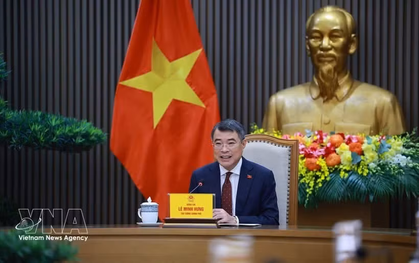El primer ministro de Vietnam, Le Minh Hung, durante una conversación telefónica con su homólogo chino Li Qiang. (Foto: VNA)