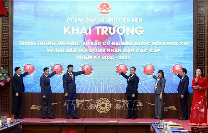 El vicepresidente de la Asamblea Nacional de Vietnam (Parlamento) Vu Hong Thanh en lanzamiento de portal web oficial (baucu.dienbien.gov.vn) para proporcionar información completa y oportuna sobre los preparativos para los comicios (Foto: VNA)