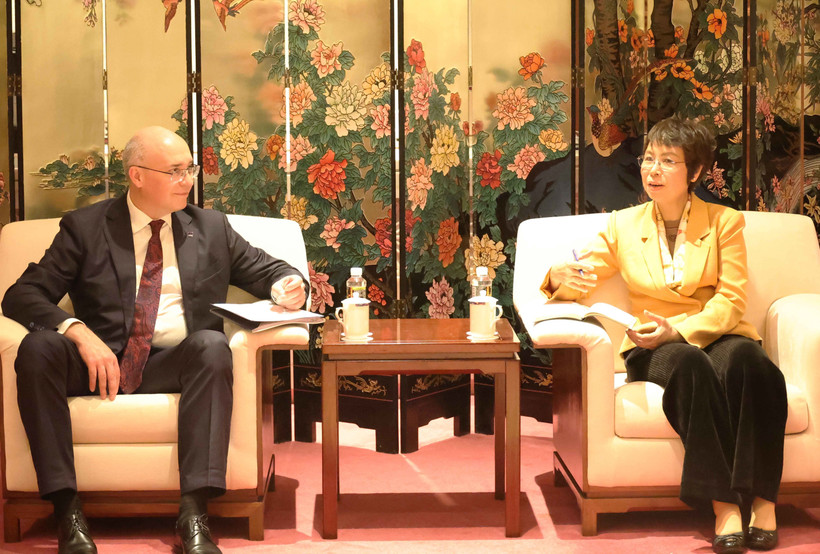 La directora general de la Agencia Vietnamita de Noticias, Vu Viet Trang, y su homólogo de la Agencia rusa de Noticias TASS, Andrey Kondrashov, intercambian sobre la cooperación bilateral. (Foto: VNA)