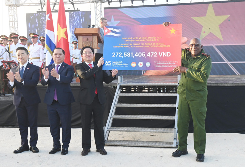 El viceprimer ministro vietnamita Ho Quoc Dung entrega de forma simbólica al vicepresidente de Cuba, Salvador Valdés Mesa, la segunda parte financiera del Programa de Donaciones para apoyar al pueblo cubano "65 años de amistad Vietnam-Cuba", organizado por la Cruz Roja de Vietnam. (Foto: VNA)