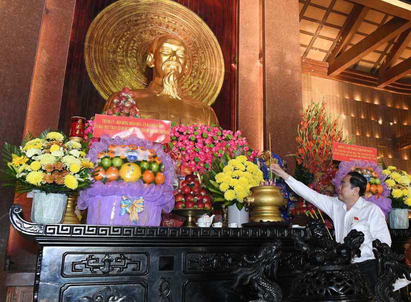 Presidente de Asamblea Nacional rinde homenaje a los heroicos mártires en Ciudad Ho Chi Minh (Foto: daibieunhandan.vn)
