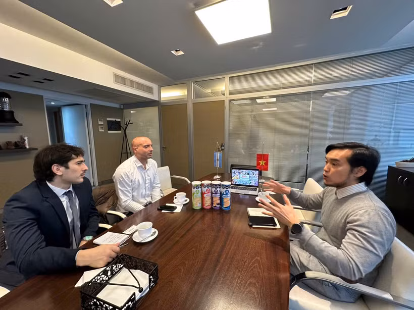 La sesión de trabajo entre la Oficina Comercial de Vietnam en Argentina, concurrente en Paraguay y Uruguay, y representantes de CMA Paraguay (CMA). (Foto: VNA)