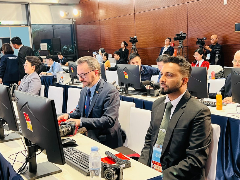 Representantes internacionales siguen el desarrollo del XIV Congreso Nacional del PCV en el Centro Nacional de Convenciones. (Foto: VNA)