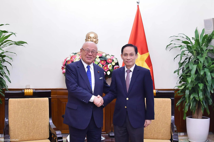 El miembro del Comité Central del Partido Comunista y ministro de Relaciones Exteriores de Vietnam, Le Hoai Trung, (derecha) y el asesor especial de la Unión de Amistad Parlamentaria Japón-Vietnam, Takebe Tsutomu. (Foto: VNA)