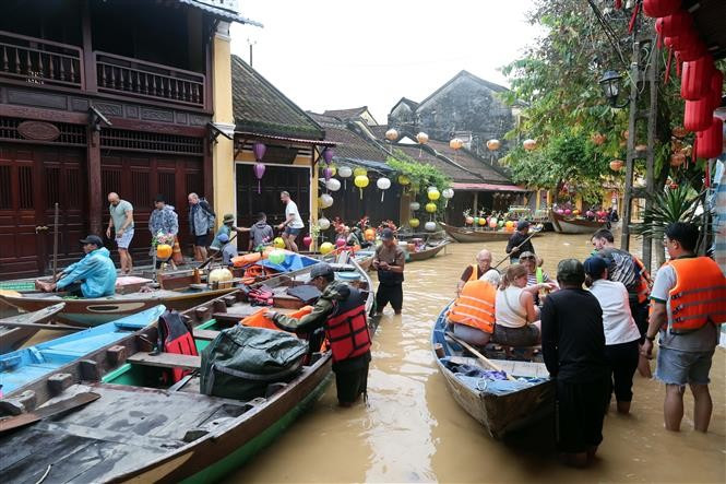 El casco antiguo de Hoi An queda sumergido por lluvias intensas y prolongadas. (Foto: VNA)