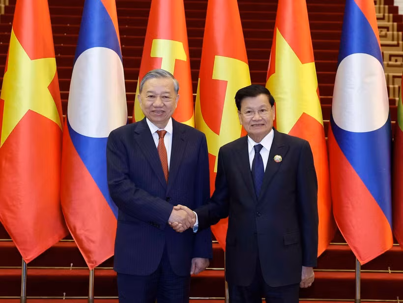 El secretario general del Partido Comunista de Vietnam, To Lam, y el secretario general del Partido Popular Revolucionario y presidente de Laos, Thongloun Sisoulith. (Foto: VNA)