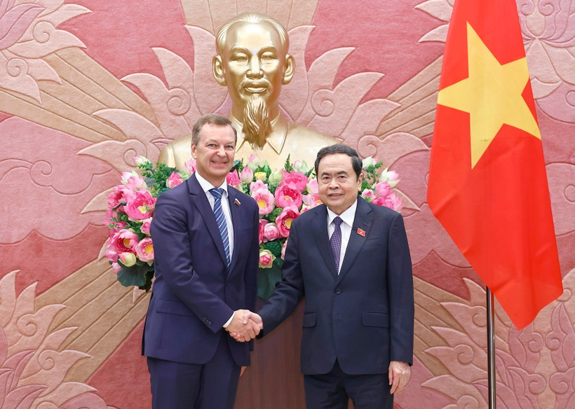El presidente de la Asamblea Nacional de Vietnam, Tran Thanh Man, y primer vicepresidente del Consejo de la Federación de Rusia, A.V. Yatskin. (Foto: VNA)