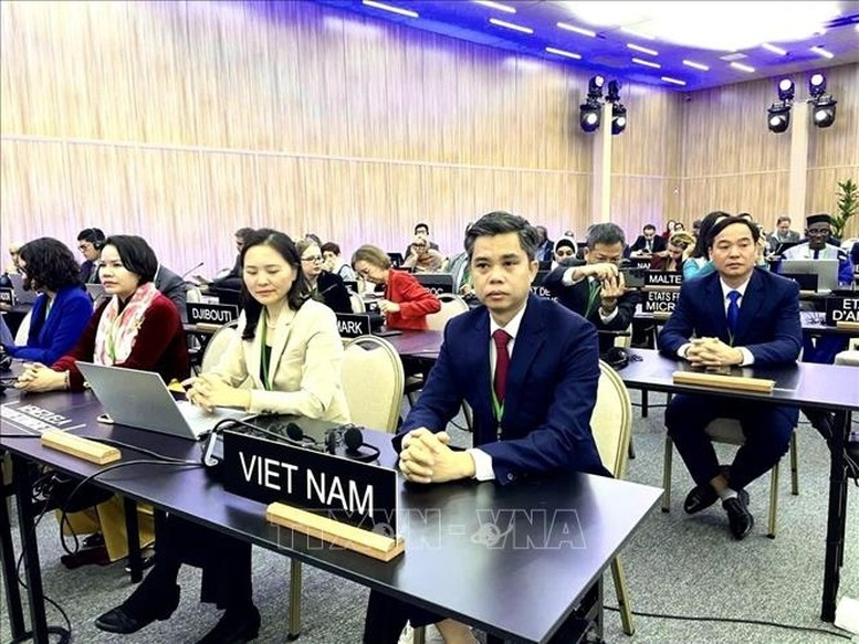 La delegación vietnamita participa activamente en el 43 período de sesiones de la Asamblea General de la UNESCO. (Foto: VNA) 
