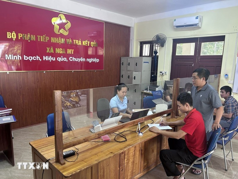 Ciudadanos realizando trámites administrativos y de registro civil en el Centro de Servicios Públicos de la comuna de Nga My, provincia de Nghe An. (Foto: VNA)