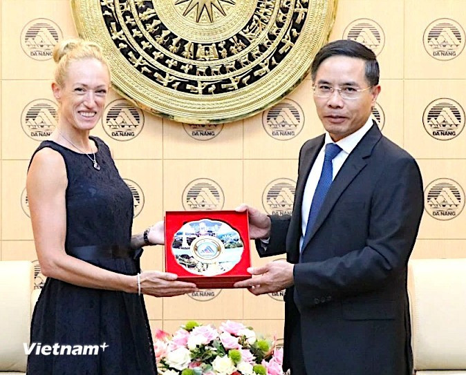 El presidente del Comité Popular de la ciudad de Da Nang, Pham Duc An (derecha), recibe y obsequia regalo de cortesía a la nueva Cónsul General de Italia en Ciudad Ho Chi Minh, Alessandra Tognonato, con motivo de su visita a la ciudad. (Foto: Vietnam+)