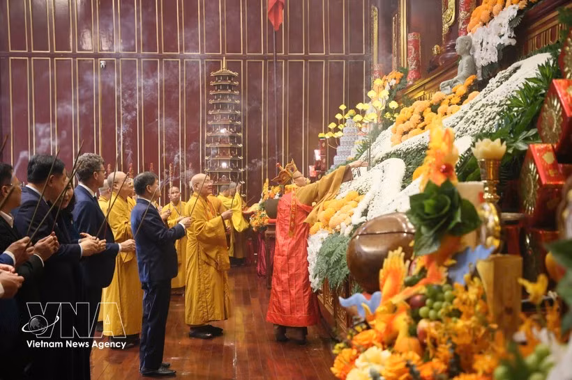 Funcionarios, monjes y monjas budistas ofrecen incienso en la ceremonia de apertura del Festival de Primavera de Yen Tu 2026. (Foto: VNA)