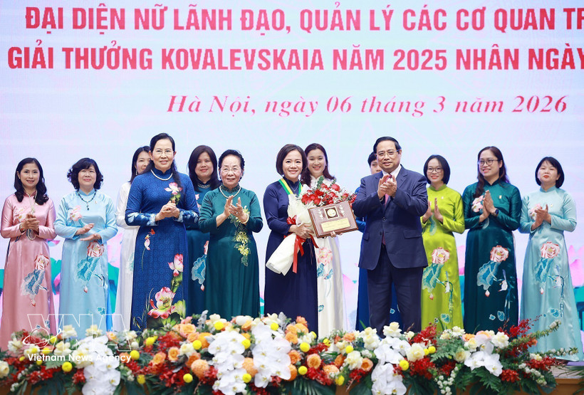 El primer ministro de Vietnam, Pham Minh Chinh, entrega Premio Kovalevskaia 2025 a la profesora Tran Thi Viet Nga, directora del Instituto de Alta Tecnología Vietnam-Japón y docente de la Universidad de Construcción de Hanoi (Foto: VNA)